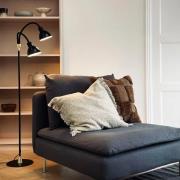 Dyberg Larsen maavalaisin Lilje, musta, korkeus 135 cm, 2-lamppuinen.